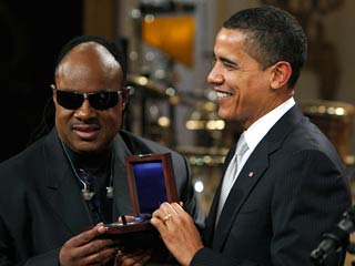 Престижнейшую награду в области поп-музыки из рук президента США Барака Обамы получил Стиви Уандер