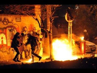 В греческой столице группа молодежи напала на отряд полицейского спецназа, забросала бутылками с зажигательной смесью здание редакции правой газеты "Апогевматини"