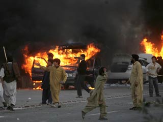 В восточной части Пакистана в пятницу были развернуты военизированные силы правопорядка после того как сторонники экс-премьера Наваза Шарифа поджигали автомобили и забрасывали камнями здания в знак протеста против решения Верховного суда