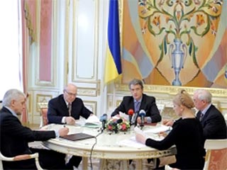 Президент Украины Виктор Ющенко призвал премьер-министра Юлию Тимошенко и представителей оппозиции объявить перемирие и ввести мораторий на политические ссоры до 1 июля