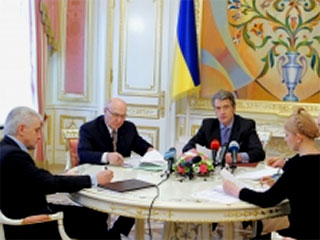 Президент Украины Виктор Ющенко, премьер-министр Юлия Тимошенко и спикер Верховной Рады Владимир Литвин договорились об общих действиях по преодолению финансово-экономического кризиса в стране