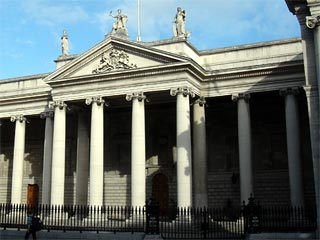 До 7 миллионов евро (9 миллионов долларов) было похищено в ночь на пятницу из Bank of Ireland, входящего в тройку крупнейших ирландских банков