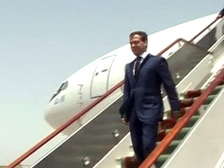 Президент России Дмитрий Медведев с супругой Светланой прибыл в воскресенье в итальянский город Бари