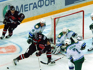 Уфимский "Салават Юлаев" на своем льду в овертайме победил в первом матче 1/8 финала Кубка Гагарина омский "Авангрард" со счетом 3:2