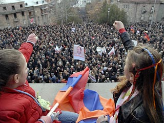 Вопреки первоначальному запрету властей, радикальная оппозиция провела в Ереване митинг и шествие, которые прошли без инцидентов