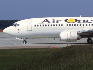 Рейс итальянской авиакомпании Air One по маршруту Неаполь-Милан вылетел с опозданием из-за того, что его экипаж был ограблен по дороге в аэропорт