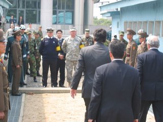 В местечке Пханмунджом в разделяющей две Кореи демилитаризованной зоне начались переговоры между КНДР и командованием войск ООН по проблеме снижения напряженности вдоль межкорейской границы