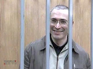 Михаил Ходорковский, этапированным в Москву для участия в новом судебном разбирательстве, обещает, что суд над ним станет "небезынтересным зрелищем"