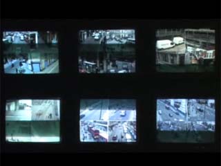 В центре Лондона расположен подземный центр, координирующий работу системы камер скрытого видеонаблюдения. Всего одним щелчком мыши и движением джойстика можно увидеть любую улицу в центре британской столицы