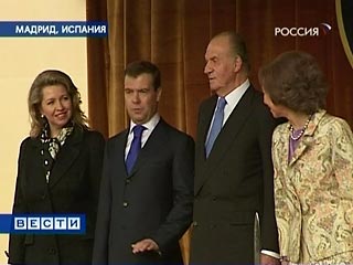 Президент РФ Дмитрий Медведев, находящийся с государственным визитом в Испании вместе со своей супругой, встретился понедельник во дворце Эль-Пардо в Мадриде с королем Испании Хуаном Карлосом I и королевой Софией