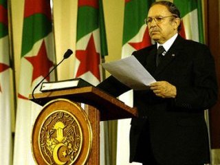 Шесть кандидатов поведут борьбу за пост президента Алжира в ходе намеченных на 9 апреля выборов. Явным фаворитом считается нынешний глава государства 71-летний Абдельазиз Бутефлика