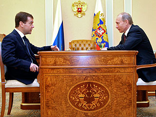 В годовщину президентства Медведева объявлено: "игра в четыре руки" с Путиным ему удалась