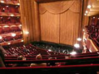 Ведущий оперный театр США Метролитен-опера, расположенный в Нью-Йорке, заложил два гигантских панно работы Марка Шагала, которые украшают фойе здания, в обмен на обеспечение денежного займа