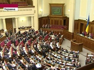Верховная Рада вдвое уменьшила зарплату президенту Украины, премьер-министру, народным депутатам и прочим руководителям высокого уровня