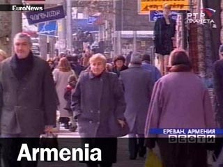 В продовольственных магазинах и супермаркетах Еревана во вторник царила паника. Жители выстроились в огромные очереди, желая приобрести продукты питания по сравнительно низкой цене