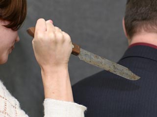 В Пензенской области вынесен приговор женщине, которая изувечила своего супруга, отказавшегося чистить картошку. Рецидивистка метнула нож прямо в глаз строптивцу