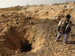 Минувшей ночью военно-воздушные силы Армии обороны Израиля уничтожили три туннеля контрабандистов на границе сектора Газы и Египта в ответ на очередной ракетный обстрел со стороны палестинских боевиков
