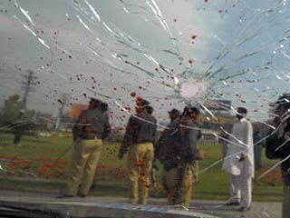 Пакистанские полицейские задержали в среду нескольких подозреваемых в организации нападения на команду Шри-Ланки по крикету, сообщает  со ссылкой на телеканал Sky News