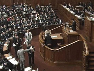 Парламент Японии 4 марта принял закон о назначении всем жителям страны единовременного пособия для повышения внутреннего спроса. Каждый подданный страны страны теперь получит экстренного пособия в 12 тысяч иен (около 120 долларов США)