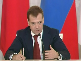 Президент РФ Дмитрий Медведев требует от правительства выполнять все социальные обязательства и предлагает разработать четкий план антикризисных мер, понятный всем гражданам страны, а не только министрам