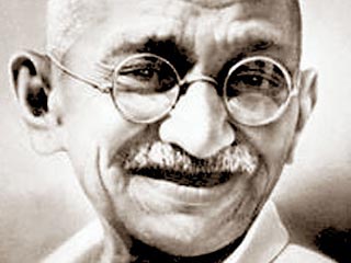 Индия хочет отменить аукцион и вернуть личные вещи Махатмы Ганди, попавшие в США