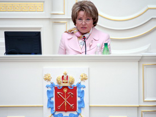 Губернатор города Валентина Матвиенко заявила, что развитие сотрудничества с белорусскими производителями, в частности, позволит не допустить роста цен на продукты питания