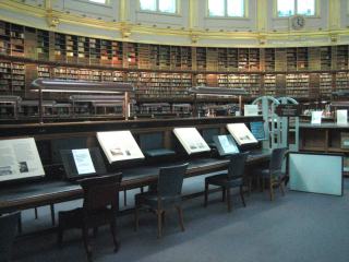 Британский совет музеев, библиотек и архивов рекомендовал библиотекам страны хранить Библию и Коран на верхних полках