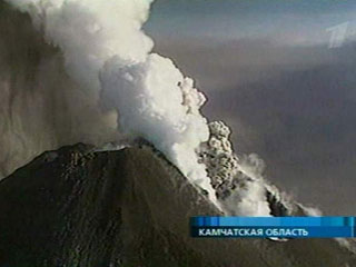 Из кратера самого северного действующего вулкана Камчатки - Шивелуча в четверг произошел выброс пепла на высоту 4,7 километра
