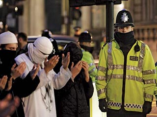 В рядах Скотланд-Ярда разоблачены полицейские-расисты: они выжили своего коллегу-мусульманина