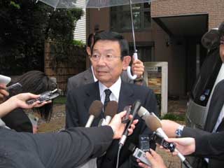 Генеральный секретарь кабинета министров Такэо Кавамура
