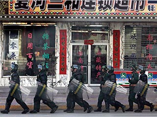Власти Китая неофициально ввели военное положение в районах проживания этнических тибетцев в пятидесятую годовщину неудавшегося антикитайского восстания