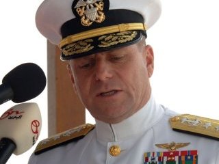 Военные моряки США, принимающие участие в борьбе с пиратами у побережья Сомали, общаются с российскими коллегами по радиосвязи, а с китайскими - по электронной почте. Об этом сообщил командующий 5-ым флотом американских ВМС адмирал Уильям Гортни