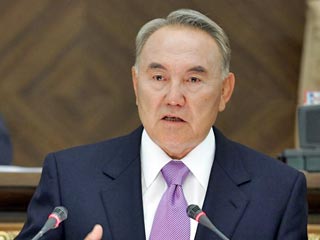 Президент Казахстана Нурсултан Назарбаев призвал соотечественников перенести тяготы кризисного периода с достоинством