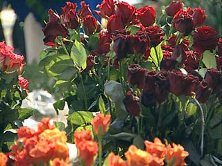 Большинство женщин в России предпочли бы получить на 8 Марта букет весенних цветов. На втором месте в списке желаемых подарков - украшения и драгоценности, затем &#8211; автомобиль и поездка за границу