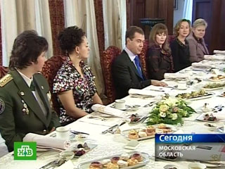 Президент России Дмитрий Медведев в канун 8 марта в своей загородной резиденции "Барвиха" встретился с женщинами-политиками и управленцами, а также с представительницами профессий, традиционно считающихся мужскими