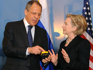 Первая встреча главы МИД РФ Сергея Лаврова и госсекретаря США Хиллари Клинтон обернулась курьезом, который можно назвать символичным