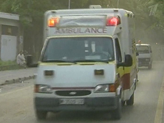 По меньшей мере восемь человек, в основном полицейские и солдаты, погибли во время взрыва бомбы на северо-западе Пакистана в городе Пешавар