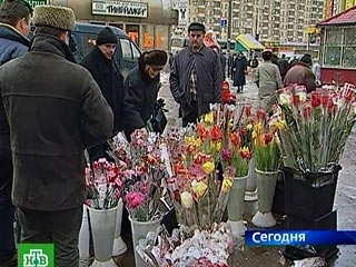 Весенний букет цветов на 8 марта в качестве подарка ожидают получить большинство россиянок, но многие наши женщины в условиях экономического кризиса стали более практичными, показал опрос