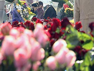 В Чечне за последние три дня продана двухмесячная норма цветов, на улицах Грозного в воскресенье, 8 марта царит небывалое оживление