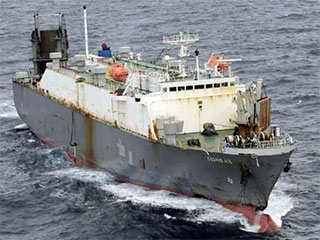 Панамское судно Cygnus Ace, перевозившее груз автомобилей, начало тонуть, однако спасатели смогли снять с борта гибнущего грузоперевозчика всех моряков - 19 человек