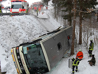 В Германии автобус с детьми упал в русло реки с шестиметровой высоты
