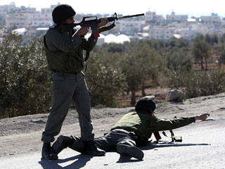 По мнению истцов, израильские солдаты обстреляли здания, не обращая внимания на мирных жителей, искавших там убежище
