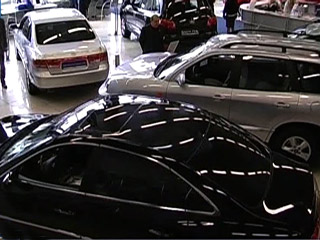 За январь-февраль продажи машин в России рухнули более чем на треть