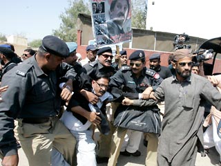 В Пакистане в четверг утром стартовал "Длинный марш" сторонников бывшего премьер-министра Пакистана Наваза Шарифа против политики президента страны Асифа Зардари
