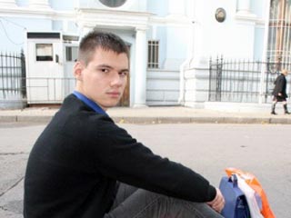 Активист молодежного движения "Наши" Константин Голоскоков признался, что лично принимал участие в  атаке на сайты правительственных учреждений Эстонии в апреле 2007 года. Таллин требует ареста