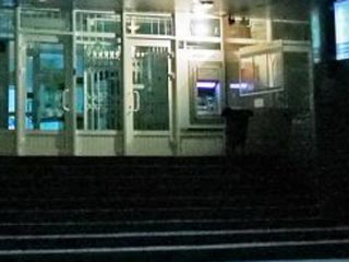Мужчина с гранатой ворвался в банк в Кузбассе. Он требует самолет и деньги