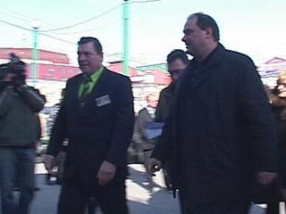 В пятницу губернатор Игорь Есиповский посетил два самых крупных рынка в Иркутске: "Центральный" (принадлежит мэрии) и "Новый" (принадлежит компании "Байкальская виза")