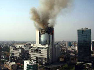 Как минимум один человек погиб, 20 получили травмы и ожоги в результате сильного пожара в крупнейшем торговом центре Дакки - столицы Бангладеш