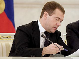 Медведев хочет отправить российских безработных на золотые прииски 