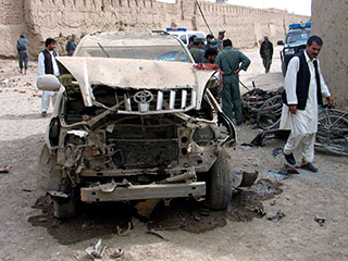 В Кандагаре теракт был совершен против мэра этого города: был серьезно поврежден автомобиль градоначальника, однако сам он не пострадал